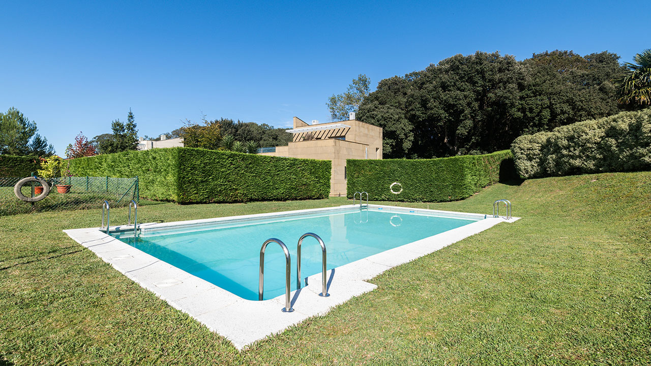 Piscina de la casa de alquiler vacacional en Llanes