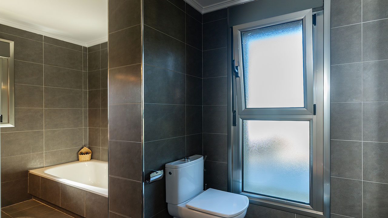 Baño de casa de alquiler en Llanes