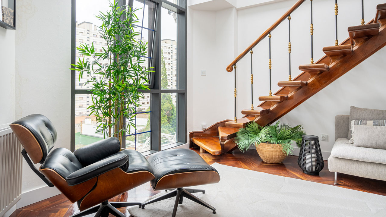 Salón y escalera de piso de alquiler vacacional en Oviedo